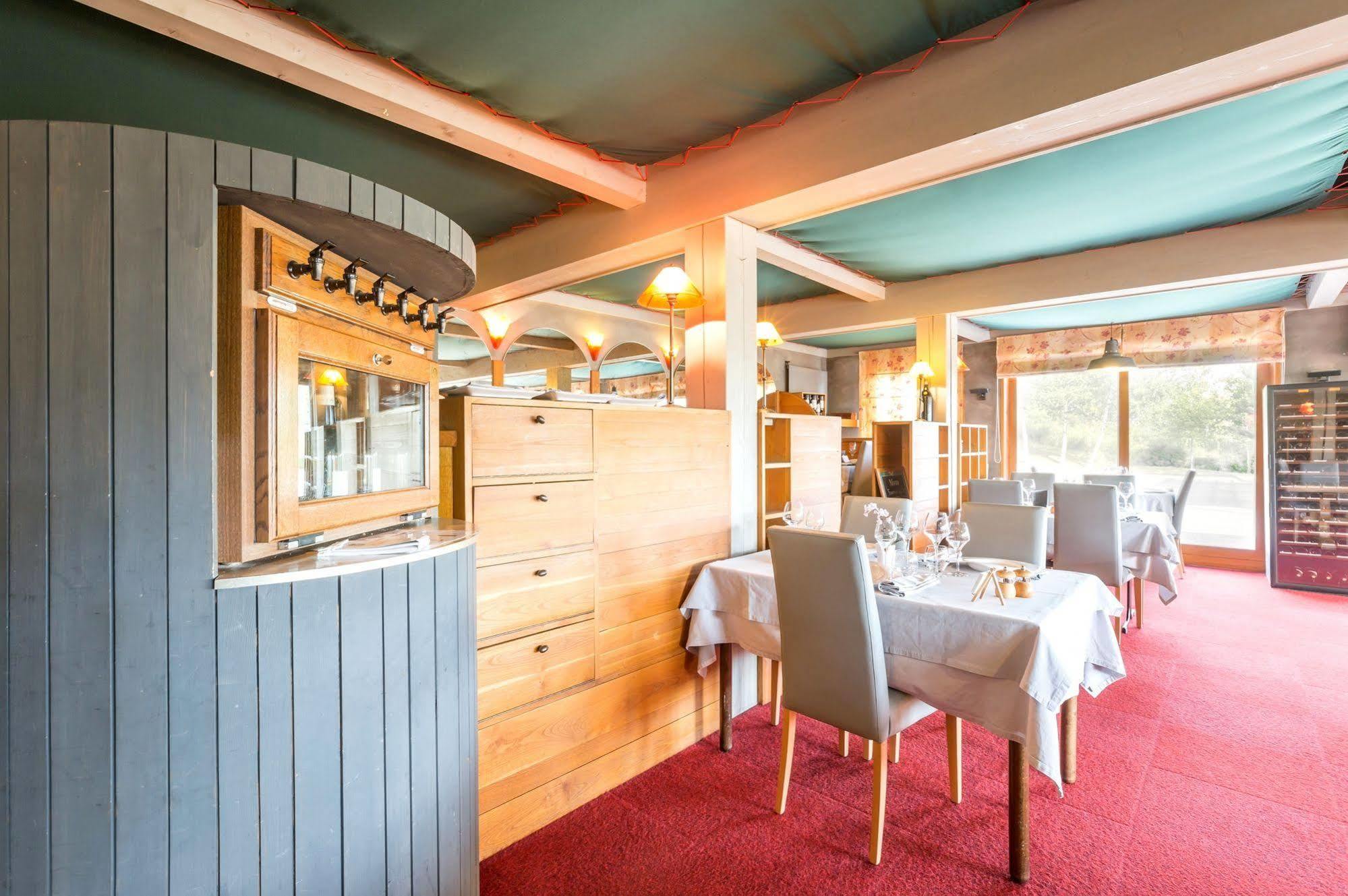 Hotel Restaurant La Tour Dunières エクステリア 写真